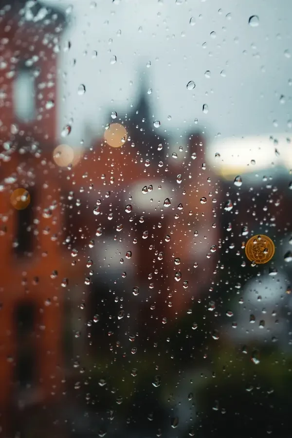 亚洲黄色电影《半城烟雨》剧照，砖红色调雨窗特写